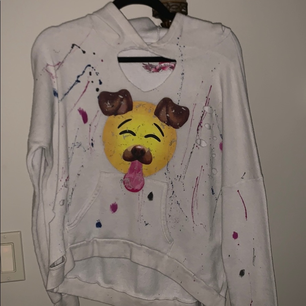 long sleeve white sweatshirt
